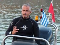 39400767_10213881781291874_3186722745580781568_n diver on boat console giving instructions