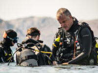 _DSC0716 instructor diver giving class on the surface